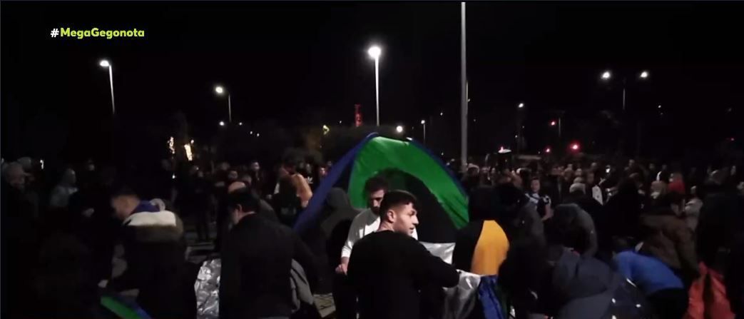Πορεία Θεσσαλονίκη: Στήνουν αντίσκηνα έξω από το δημαρχείο