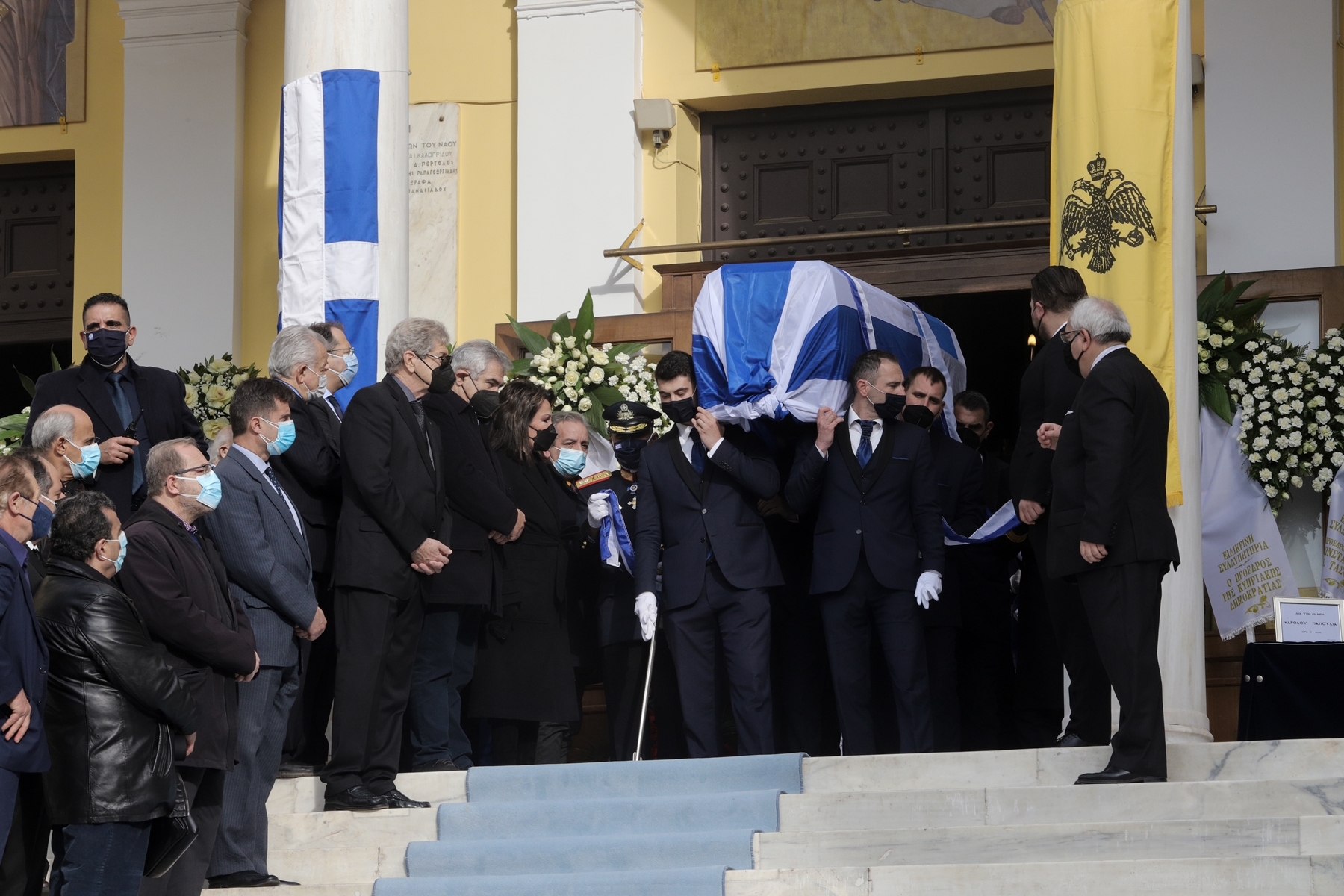 Κάρολος Παπούλιας – κηδεία: Στα Ιωάννινα η σορός του για το τελευταίο ταξίδι