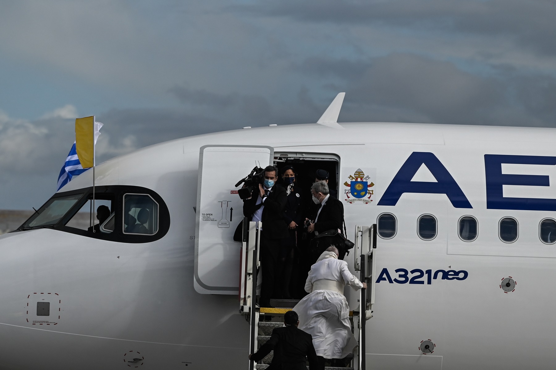 Πάπας Φραγκίσκος σκόνταψε: Παραλίγο ατύχημα λόγω αέρα