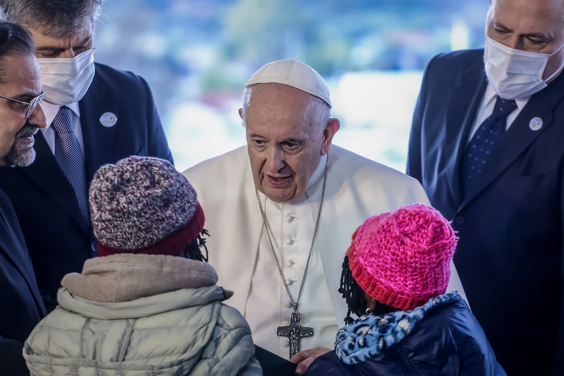 Πάπας Φραγκίσκος Λέσβος: Συγκινητικές στιγμές με παιδιά να πέφτουν στην αγκαλιά του
