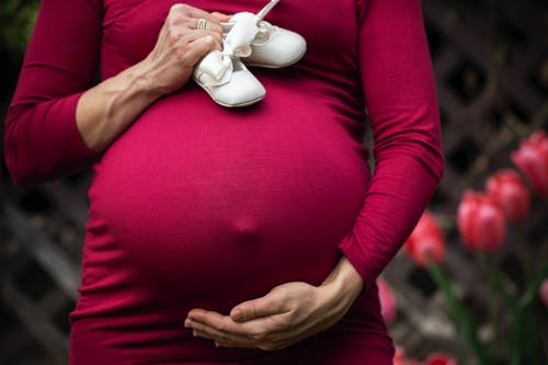 Ανεμβολίαστες έγκυες – κορονοϊός: Πληθαίνουν οι νοσηλείες των γυναικών