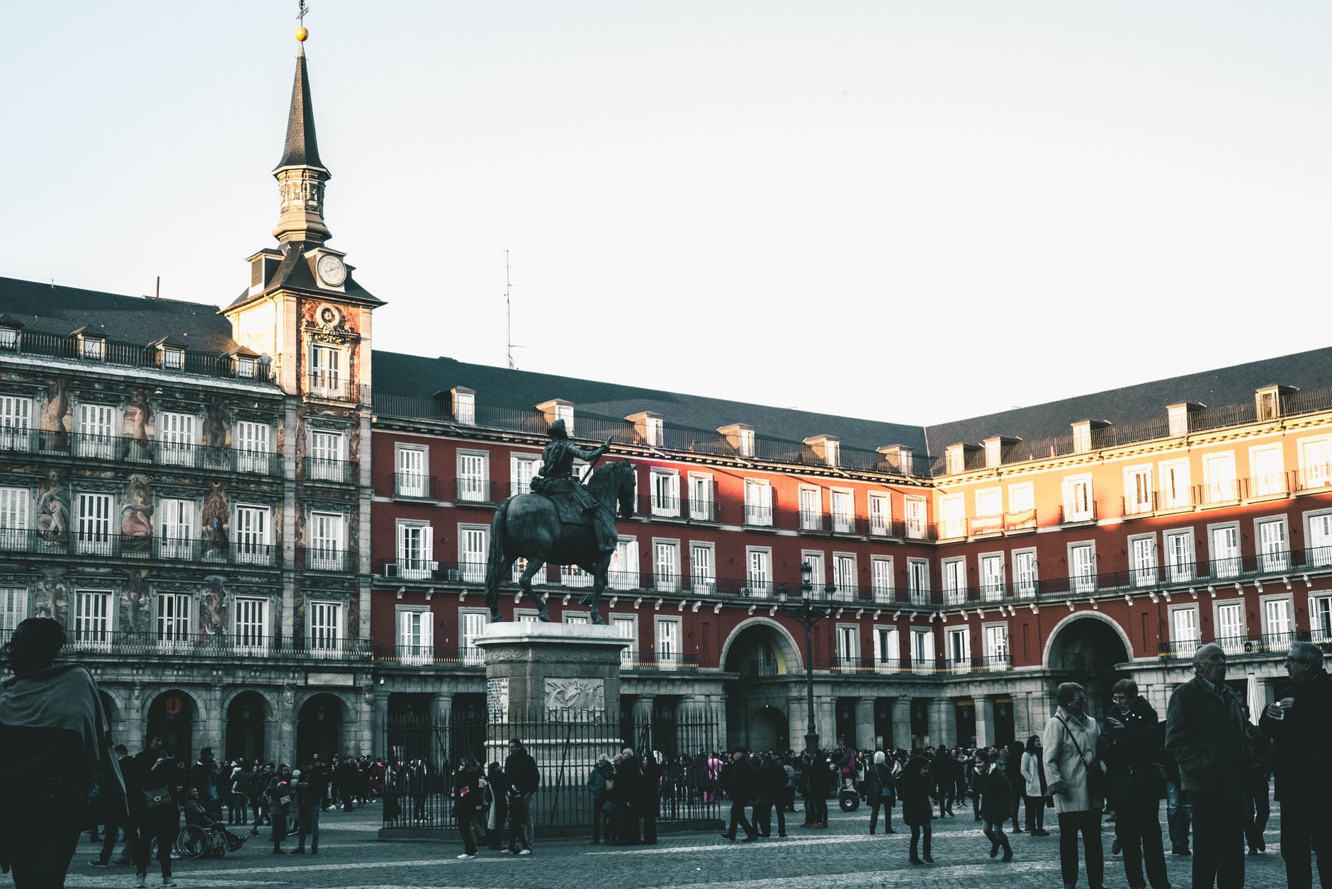 Κλιματική αλλαγή – Μαδρίτη: Η κόκκινη σφαίρα με σκαλωσιές σε κεντρική πλατεία