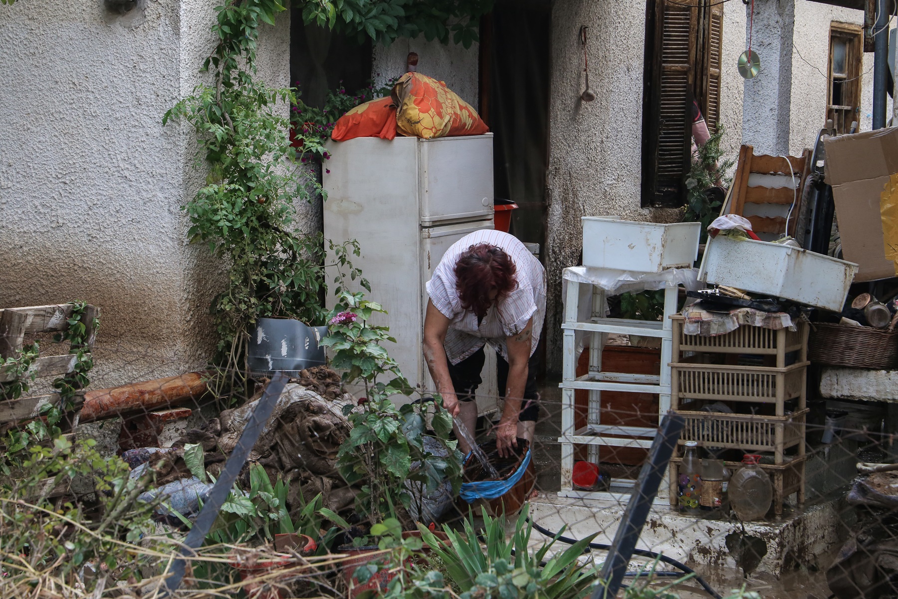 Μεσολόγγι πλημμύρες: Στις λάσπες δρόμοι, σπίτια και καταστήματα