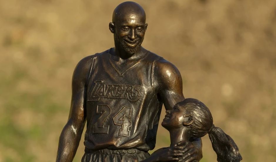 Κόμπι Μπράιαντ: Έστησαν άγαλμα στον «Black Mamba»
