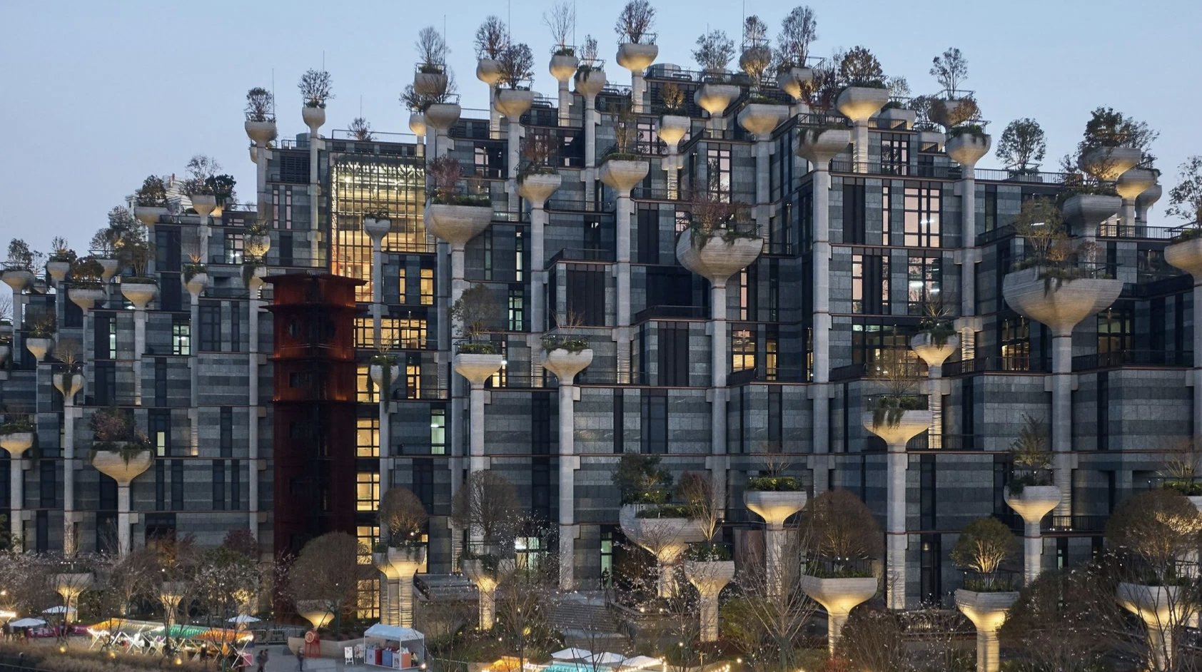 Χίλια δέντρα σε ουρανοξύστη – Σαγκάη: Εικόνες που θυμίζουν τους «κρεμαστούς κήπους της Βαβυλώνας»