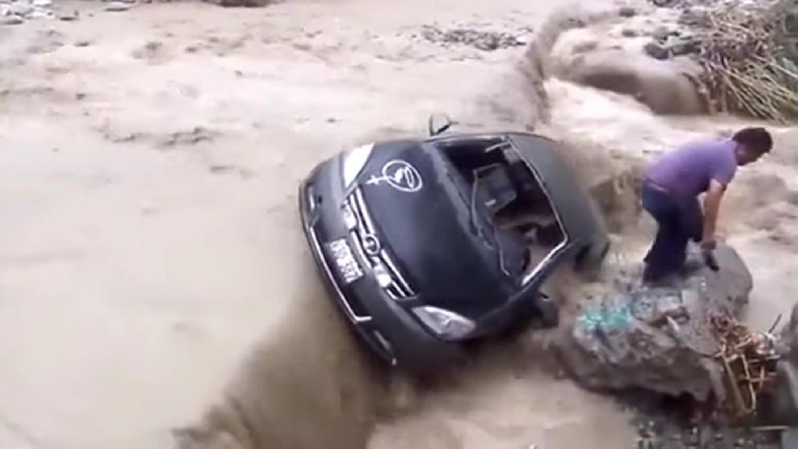 Αυτοκίνητο παρασύρεται από ποτάμι: Ένα τρομακτικό βίντεο