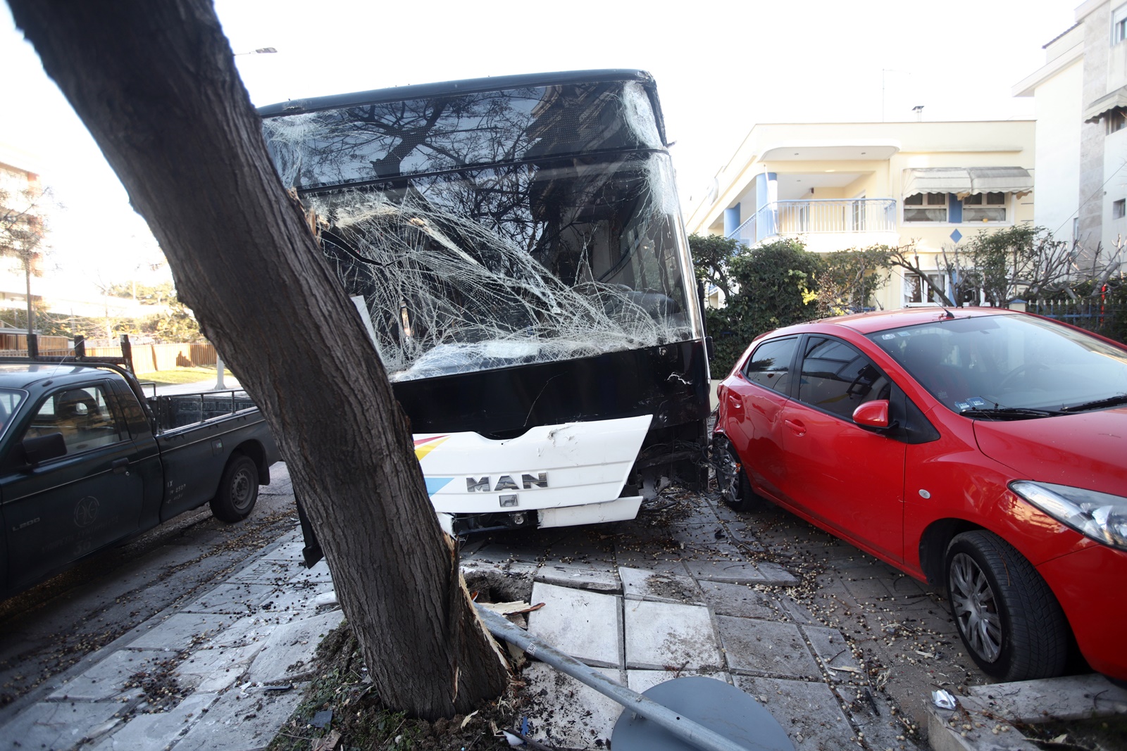 Λεωφορείο ΟΑΣΘ ατύχημα: Σύγκρουση μετά από “τρελή πορεία”