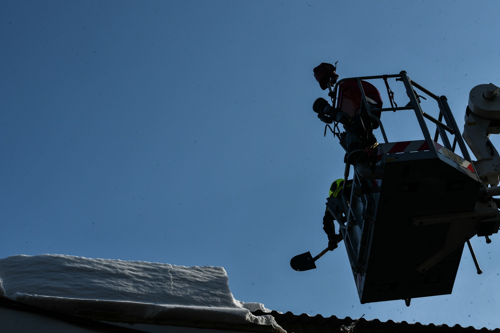 Φορμίωνος κλειστή: Κατέρρευσε οροφή βενζινάδικου στο Παγκράτι
