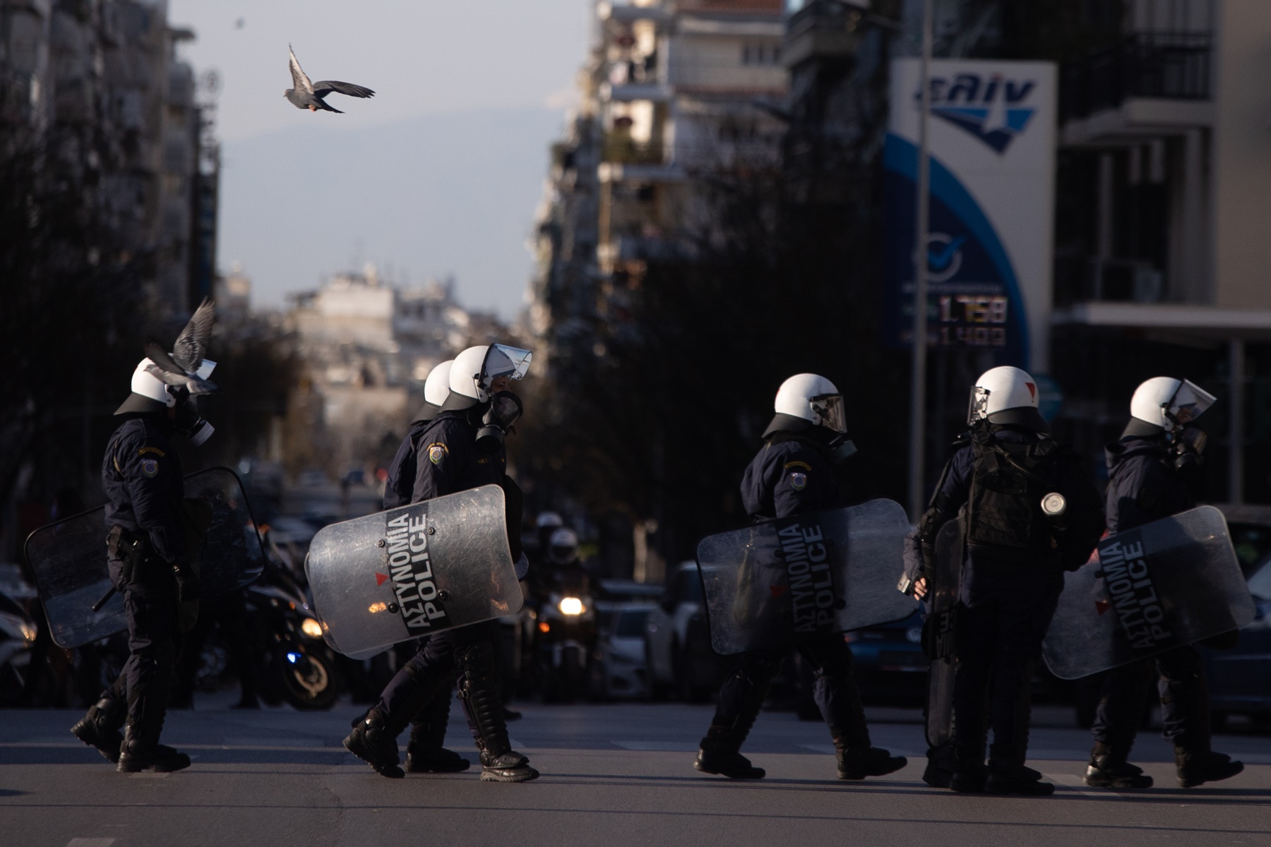 Διαδηλωτής πήρε φωτιά – Θεσσαλονίκη: Βίαια επεισόδια στην πορεία των αντιεξουσιαστών