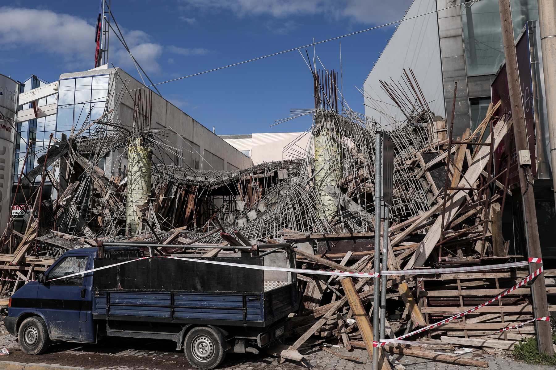 Κατέρρευσε οικοδομή στον Γέρακα: Εικόνες σοκ στη λεωφόρο Μαραθώνος
