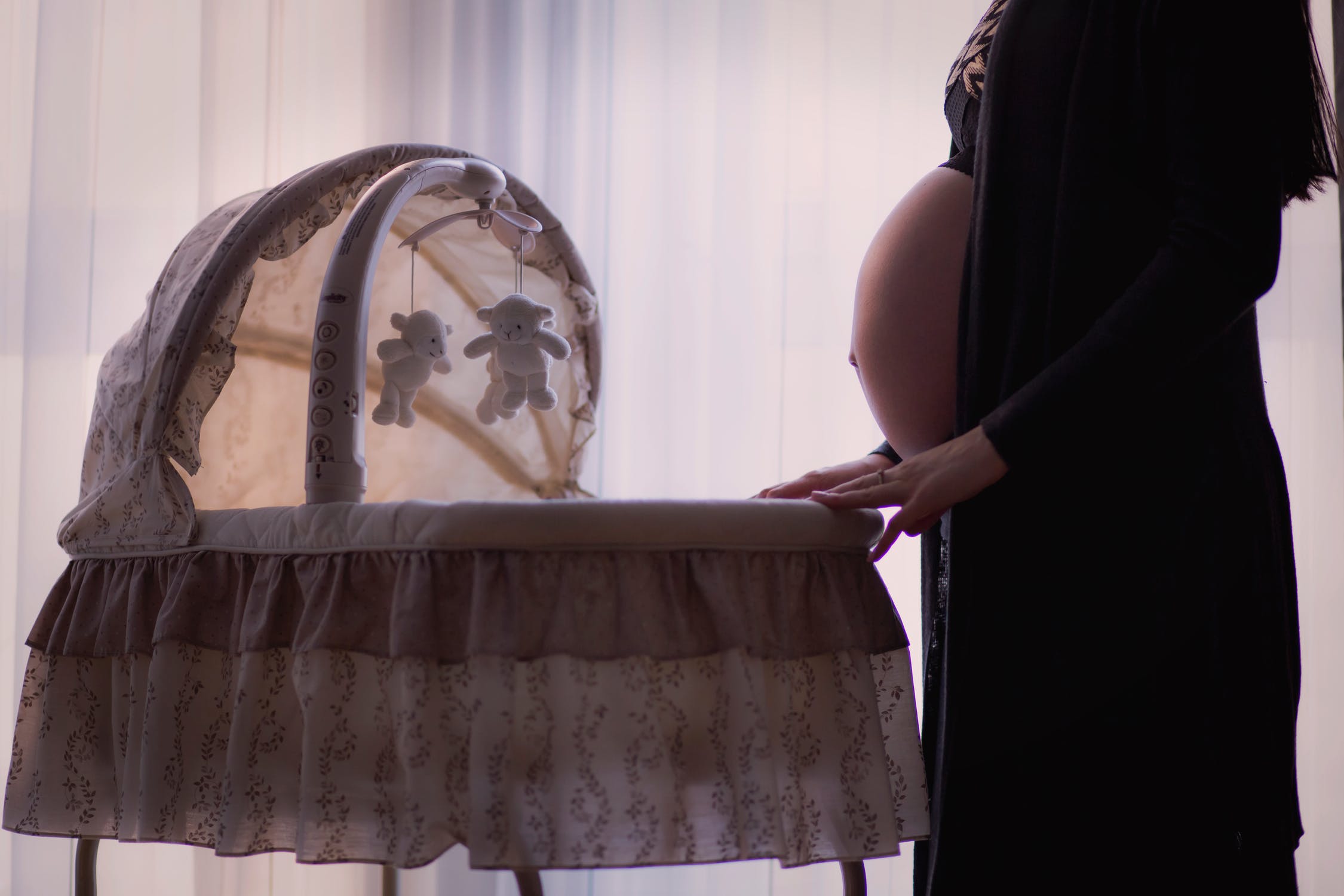 Εγκυμοσύνη και κορονοϊός: Σε ποιο μήνα της κύησης είναι μεγαλύτερος ο κίνδυνος επιπλοκών