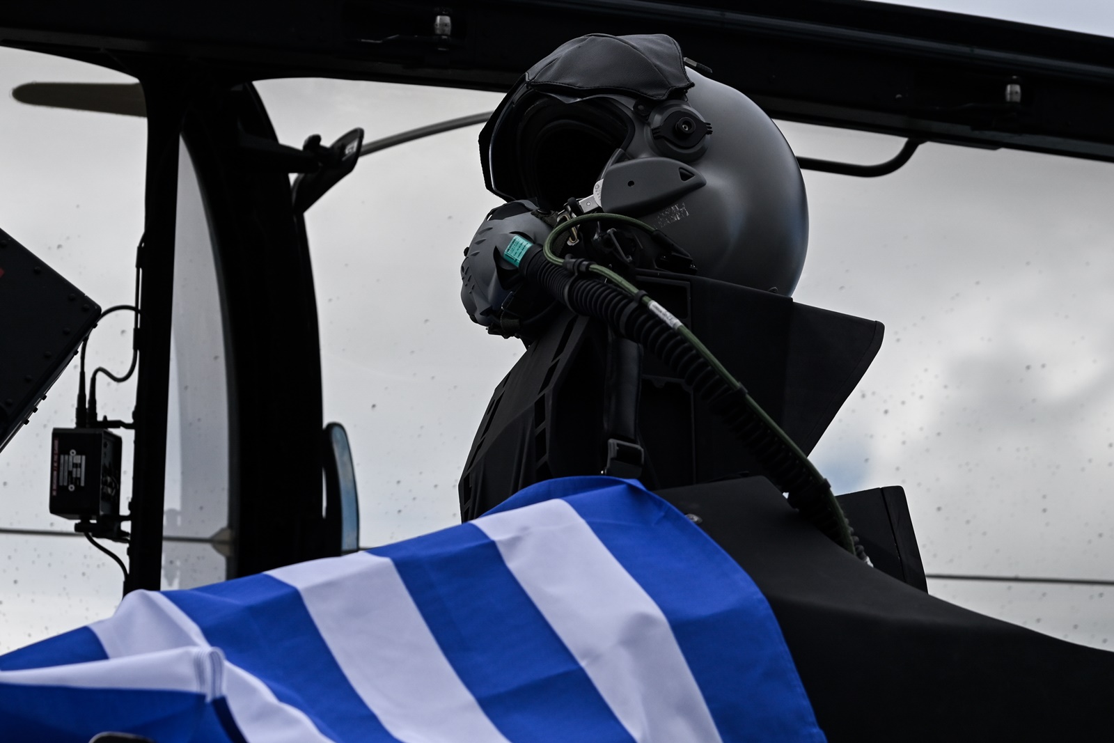 Πιλότος Rafale: Η συγκινητική φωτογραφία μπροστά στο μαχητικό