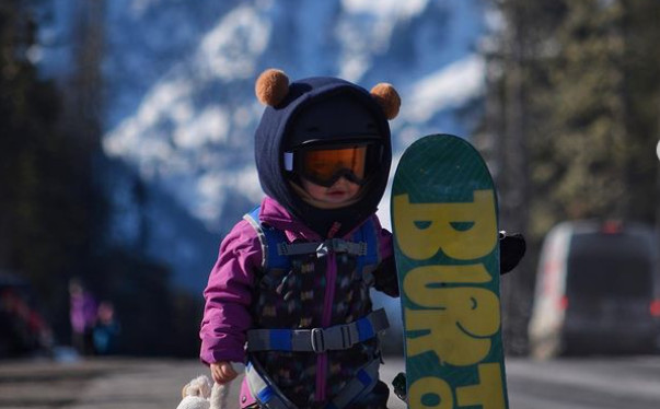 4χρονη κάνει snowboard με μικρόφωνο: Το απίθανο, viral βίντεο για τους… μεγάλους