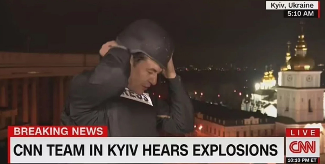 Εκρήξεις στο Κίεβο: Η στιγμή που δημοσιογράφος φοράει το γιλέκο