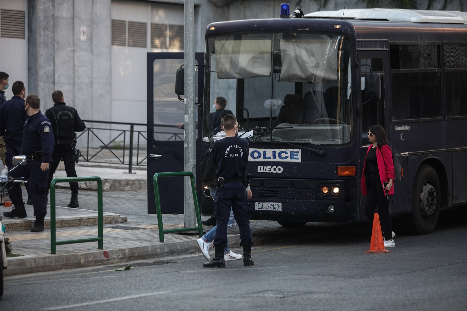 Αστυνομικός διακινούσε ναρκωτικά: Χειροπέδες από τους “Αδιάφθορους” σε αρχηγικό μέλος