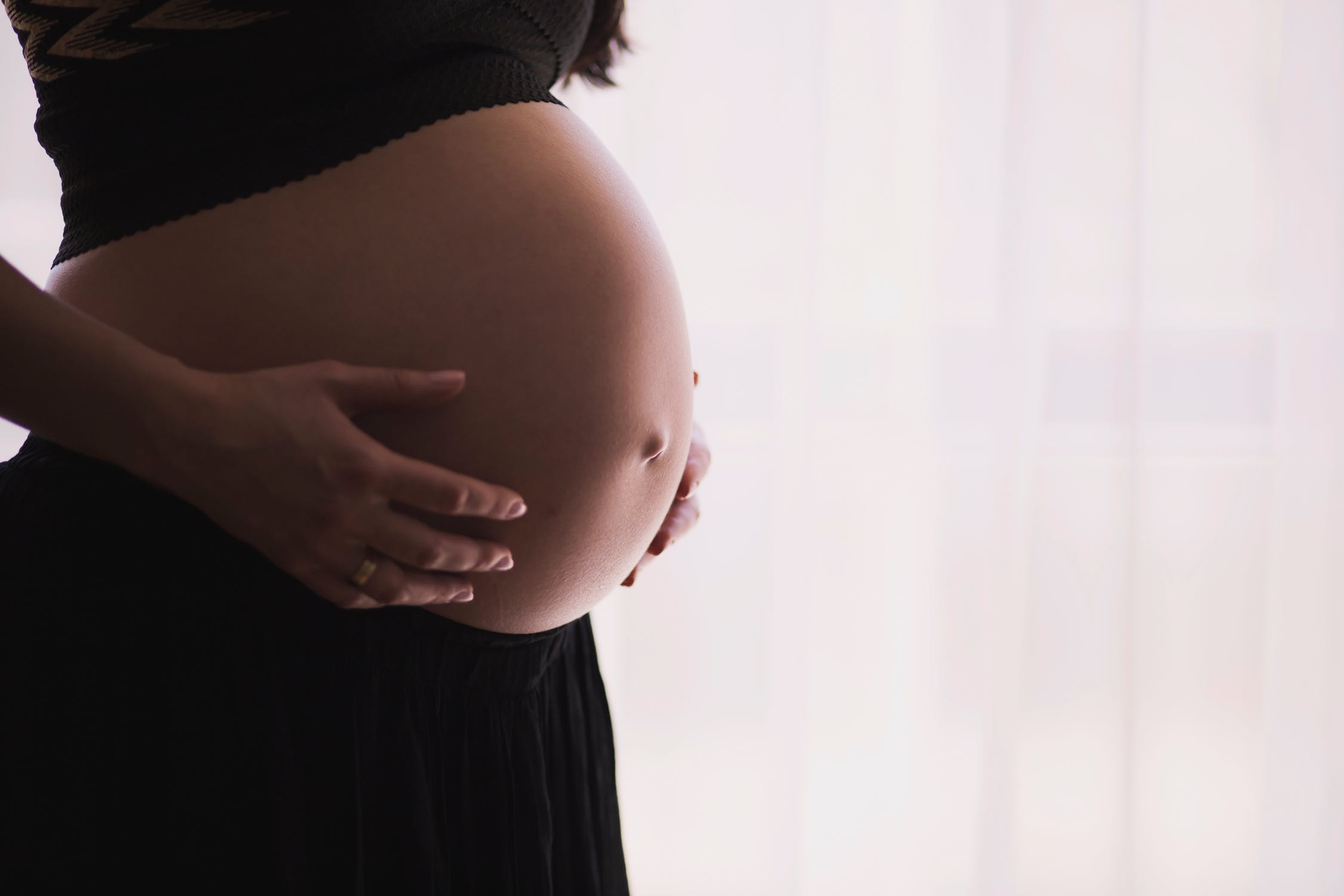 Εγκυμοσύνη και εμβόλιο κορονοϊού: Τι αναφέρει έρευνα για τον πρόωρο τοκετό