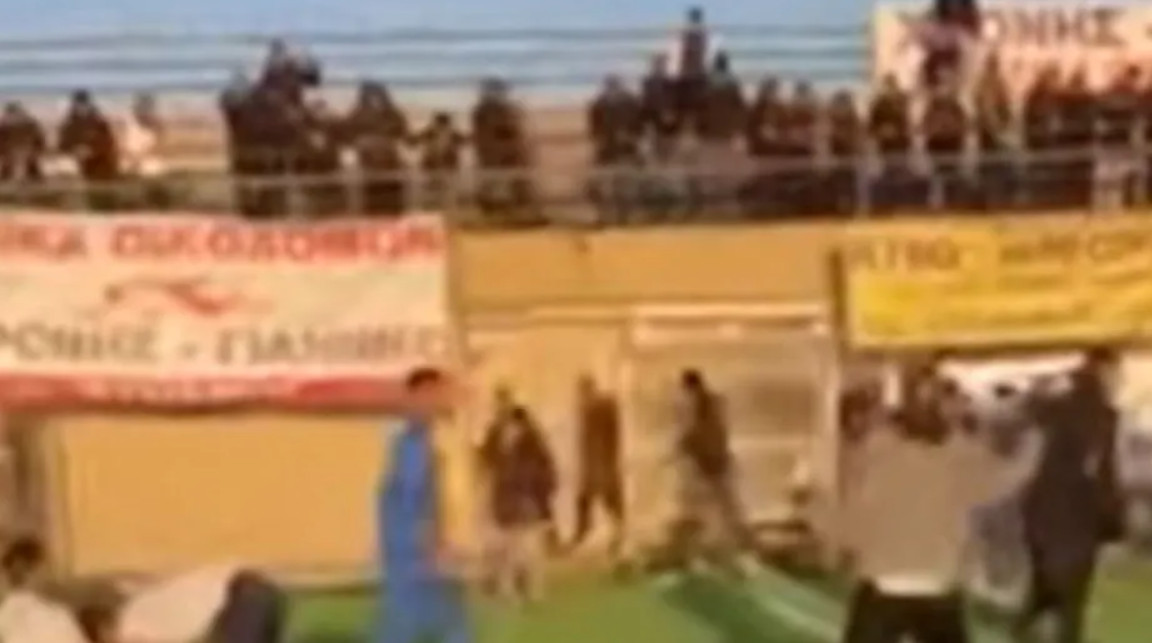 Ξύλο στο γήπεδο: Εισβολή χούλιγκαν σε αγώνα τοπικού στη Θεσσαλονίκη