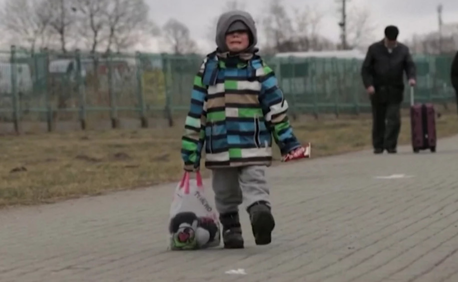 Πρόσφυγες Ουκρανία: Μικρό αγόρι κλαίει με λυγμούς καθώς περνά τα σύνορα