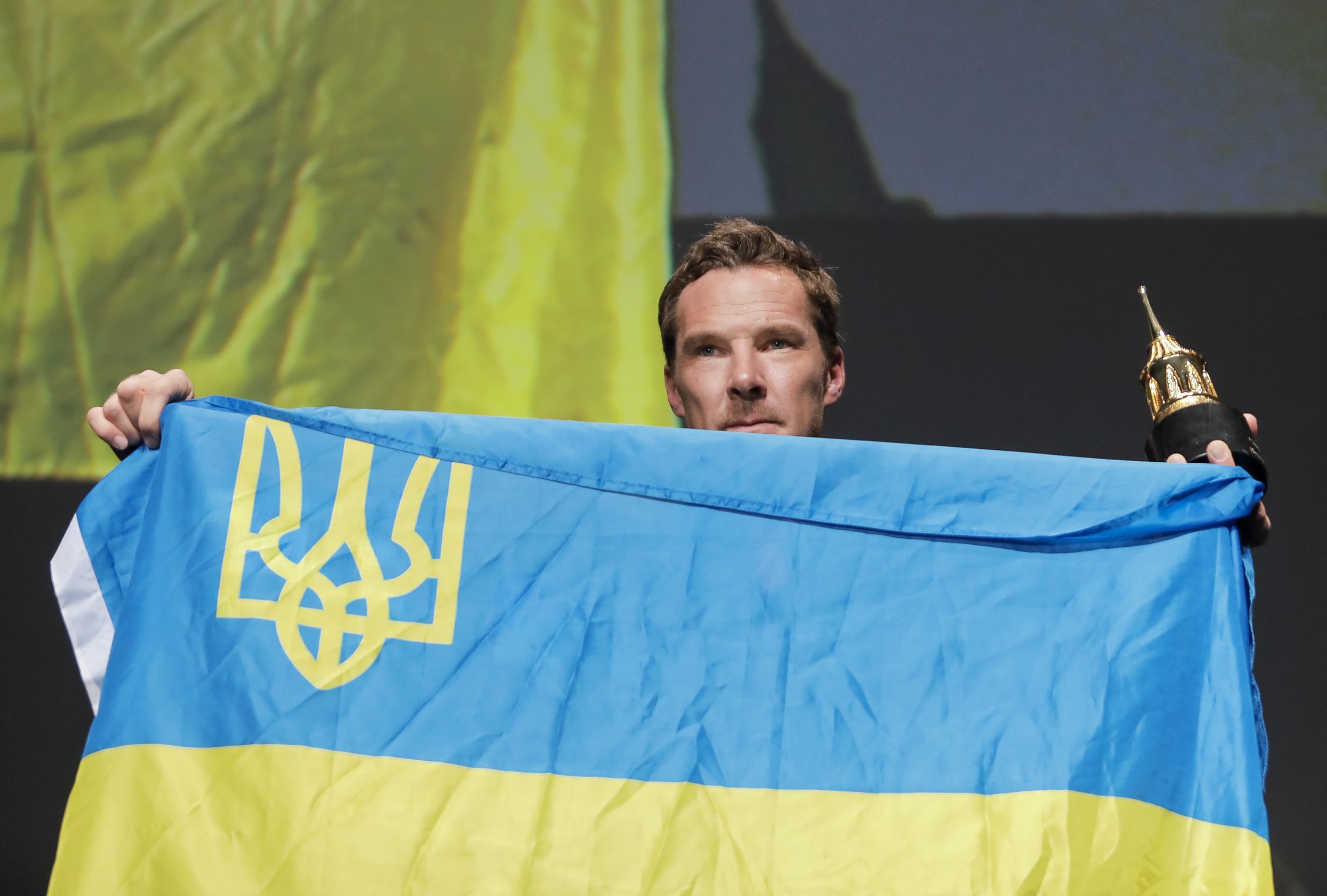Ουκρανία – πόλεμος: O Μπένεντικτ Κάμπερμπατς ύψωσε τη σημαία σε τελετή απονομής βραβείων