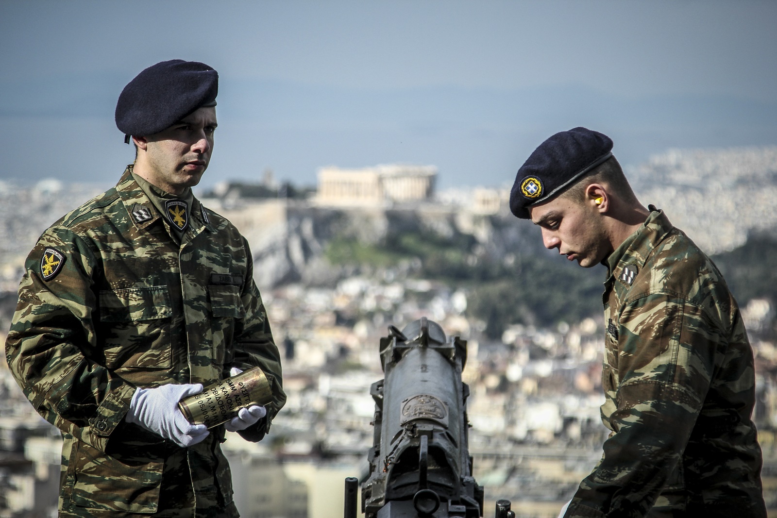 Κανονιοβολισμοί Λυκαβηττός – 25 Μαρτίου: Εντυπωσιακές εικόνες για την Εθνική Επέτειο