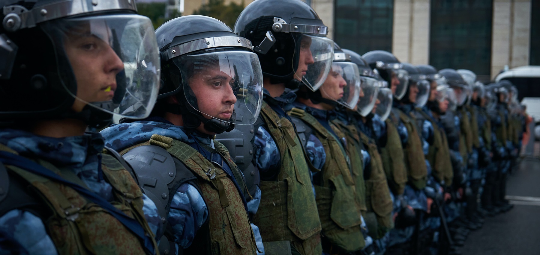 Αστυνομικός χτυπάει διαδηλωτή: Χάος με την επιστράτευση στη Ρωσία