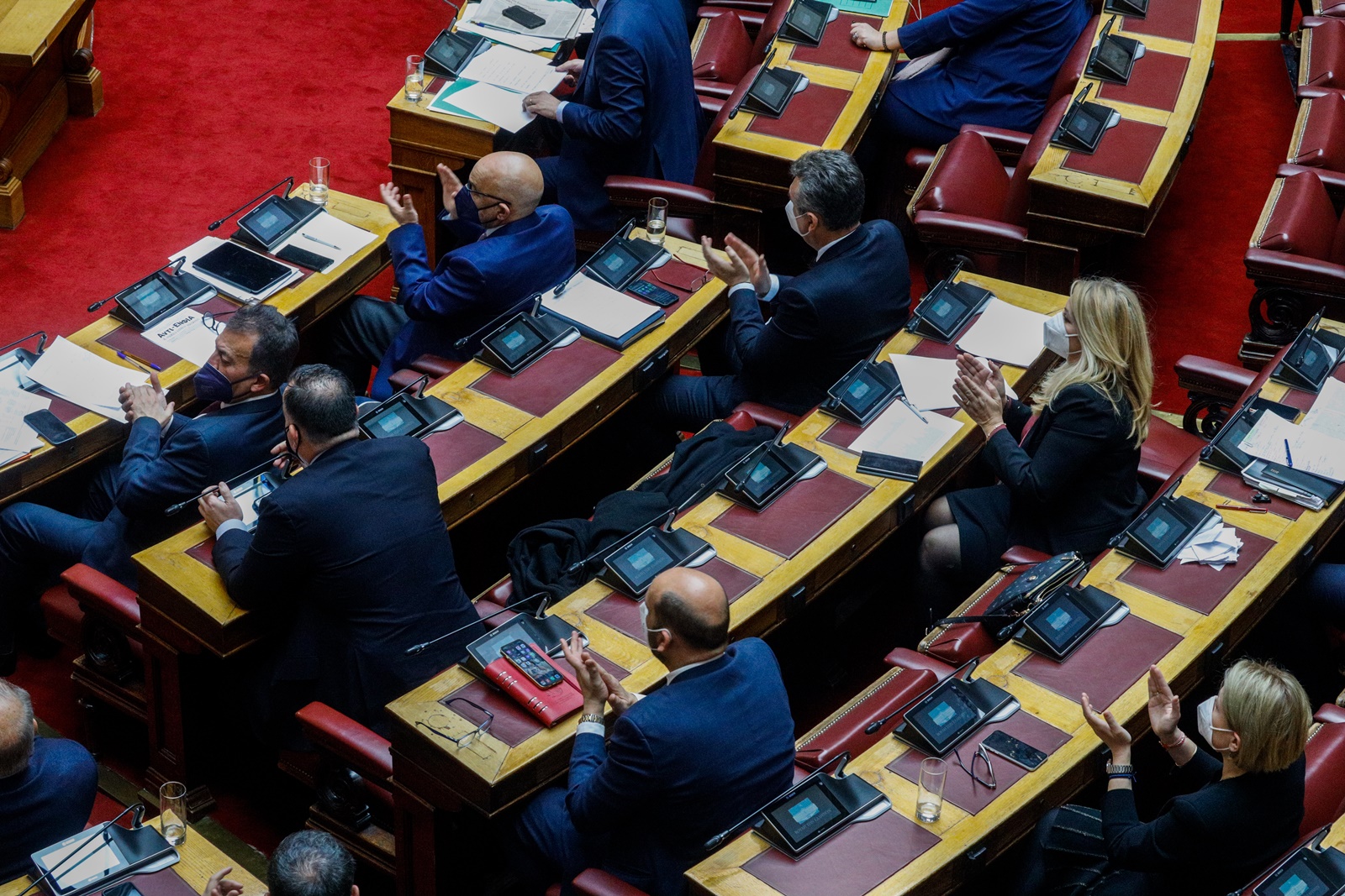 Νομοσχέδιο ΥΠΟΙΚ – ψηφοφορία: Πώς ψήφισαν τα κόμματα τις διατάξεις για ΕΝΦΙΑ κι επιδότηση βενζίνης