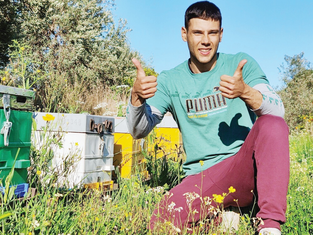 Χάρης Σταμάτης – μελισσοκόμος: Ο νεαρός που ζει στο Αγρίνιο, γίνεται viral!