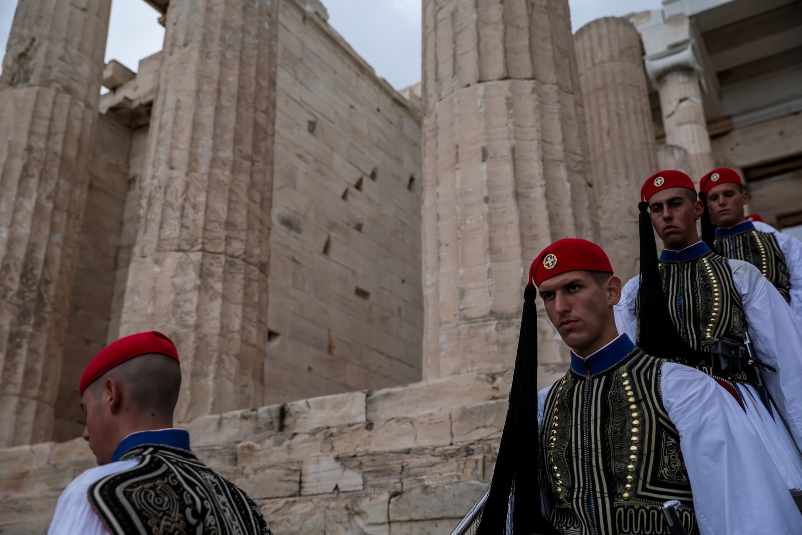Έπαρση σημαίας στην Ακρόπολη: Εικόνες από τον Ιερό Βράχο