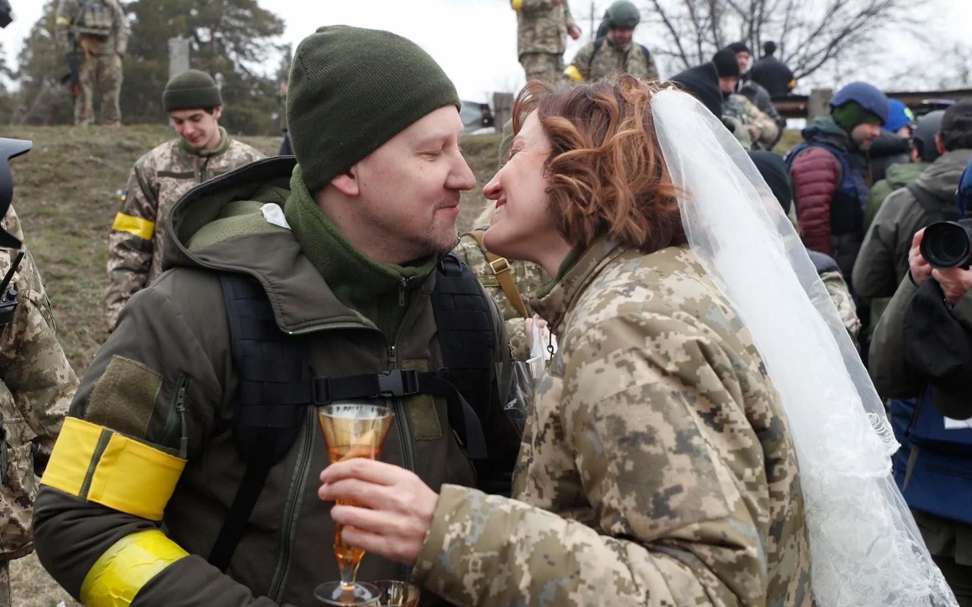 Γάμος στον πόλεμο – Ουκρανία: Η αγάπη, μέσα στο μακελειό