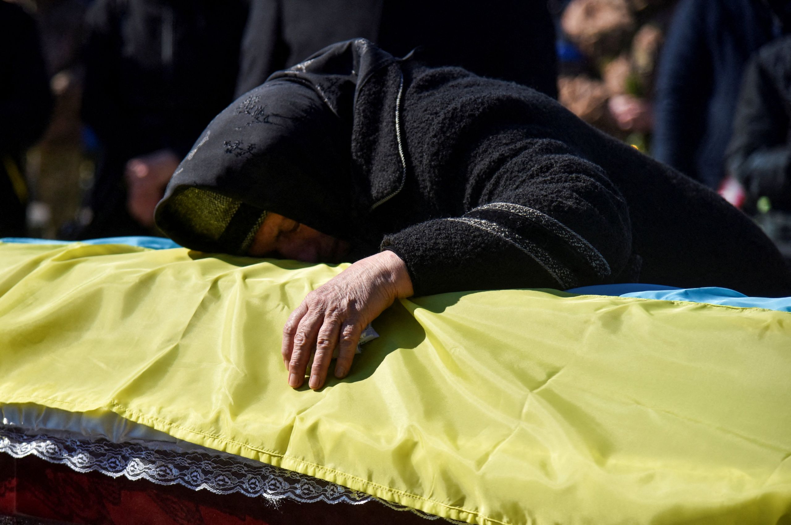 Ουκρανοί στρατιώτες: Μια μοναχική κηδεία