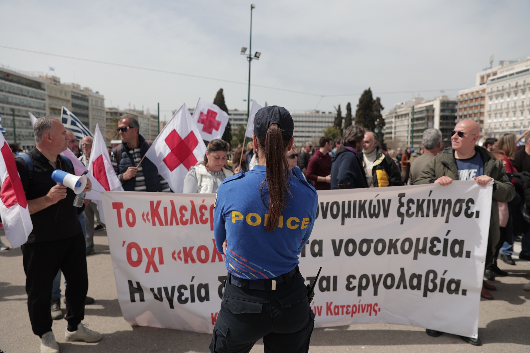 Πορεία ΠΟΕΔΗΝ τώρα: Ένταση με χημικά έξω από τη Βουλή