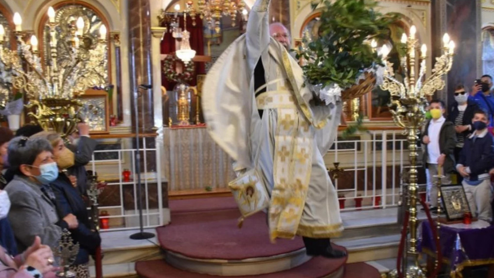 Χίος Ανάσταση 2022: Έκλεψε ξανά την παράσταση ο… ιπτάμενος ιερέας