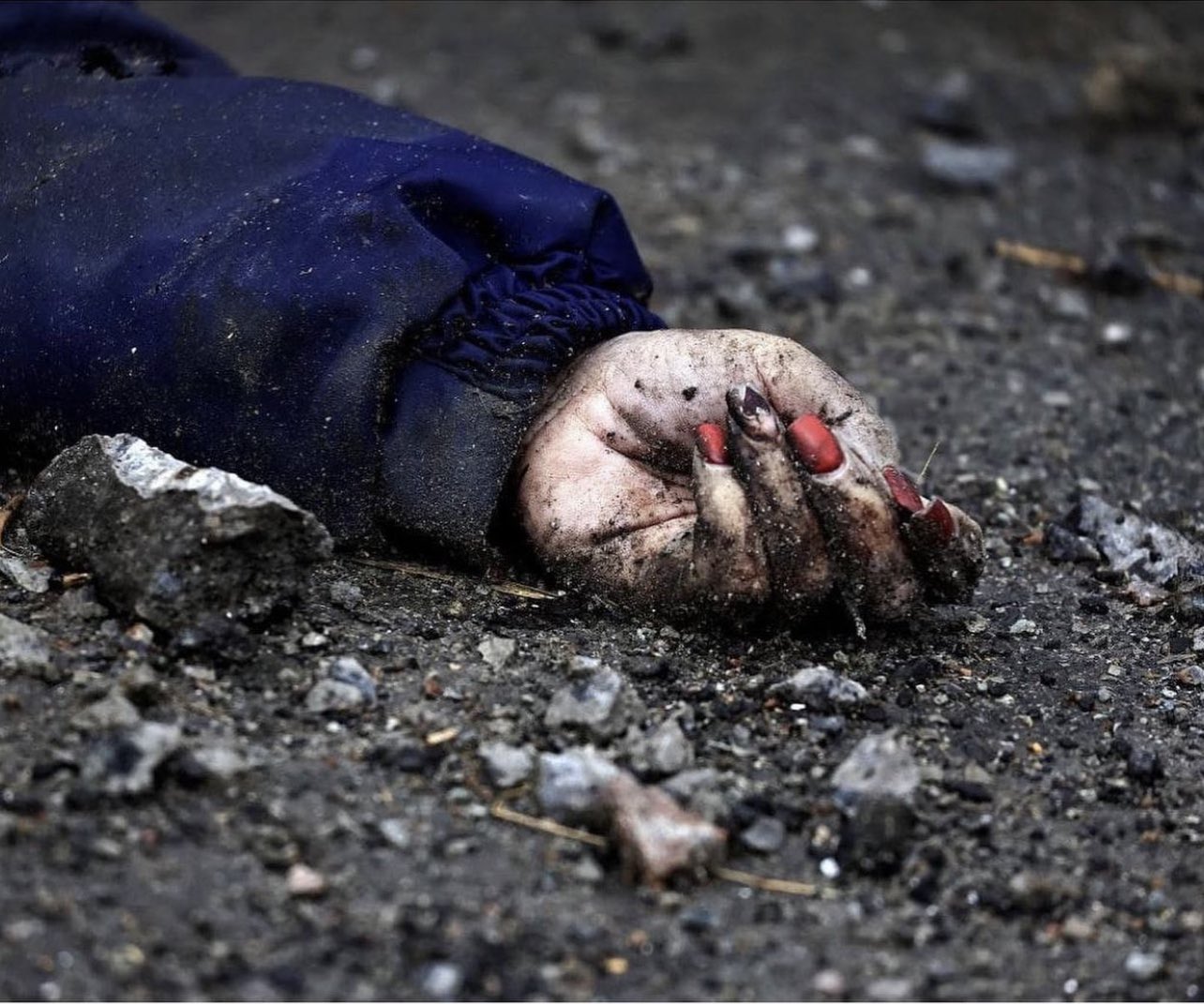 Σφαγή στη Μπούκα: Δημοσιογράφος αποκάλυψε σε ποια γυναίκα ανήκει το χέρι με τα βαμμένα κόκκινα νύχια