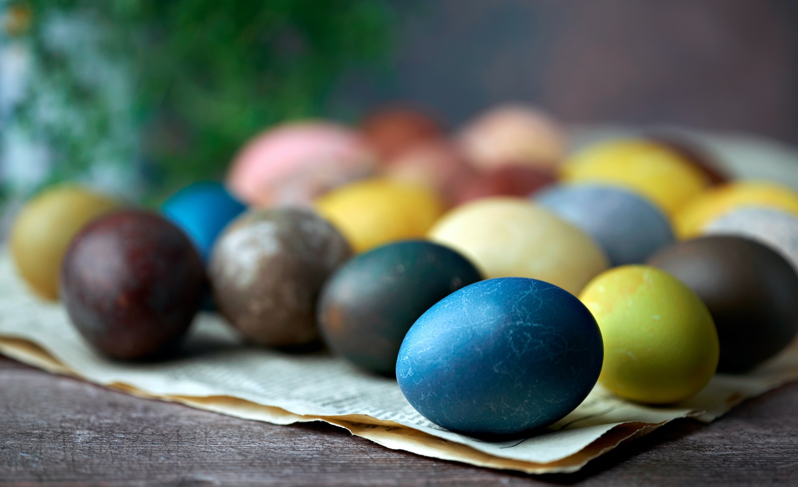 Πώς να βάψω γρήγορα τα αυγά: Το μυστικό με το ρύζι που θα σε “σώσει”