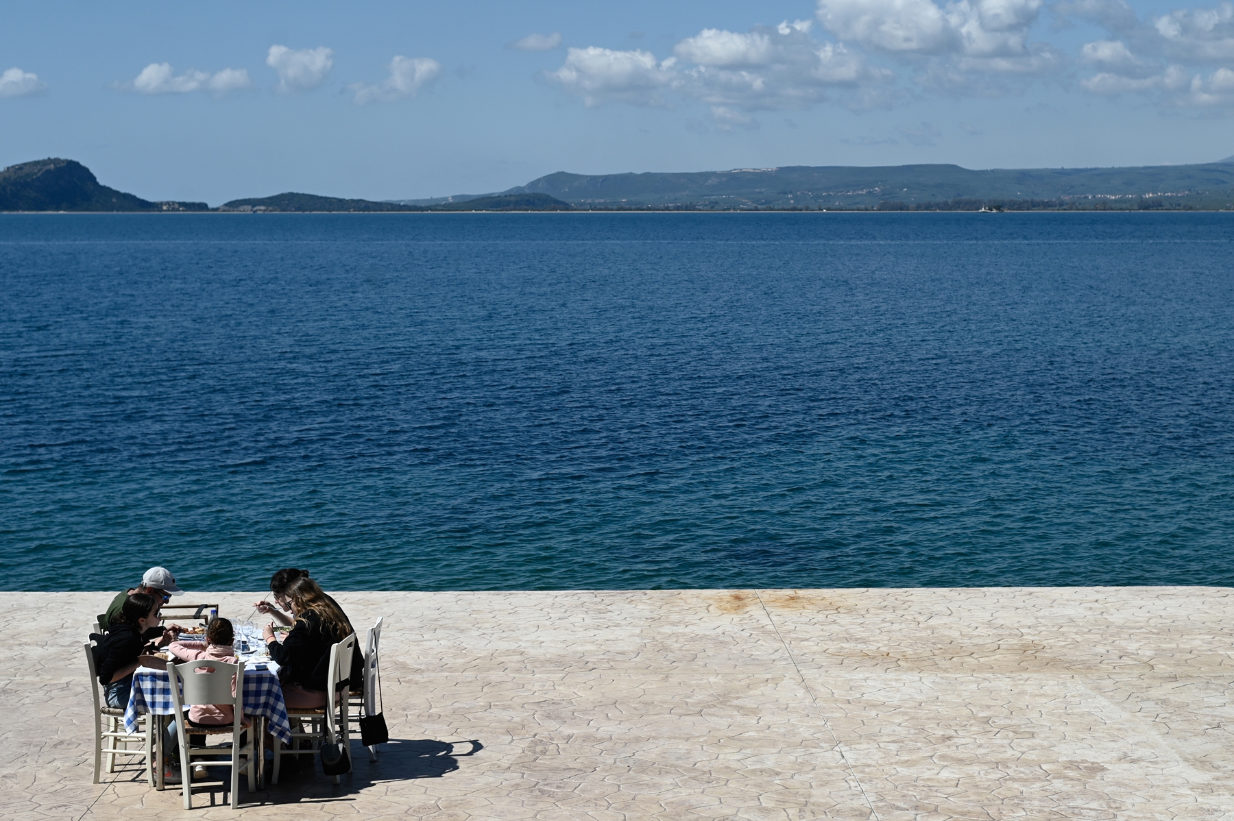 Υποχρεωτική μάσκα σε εσωτερικούς χώρους: Πού παύει να χρησιμοποιείται