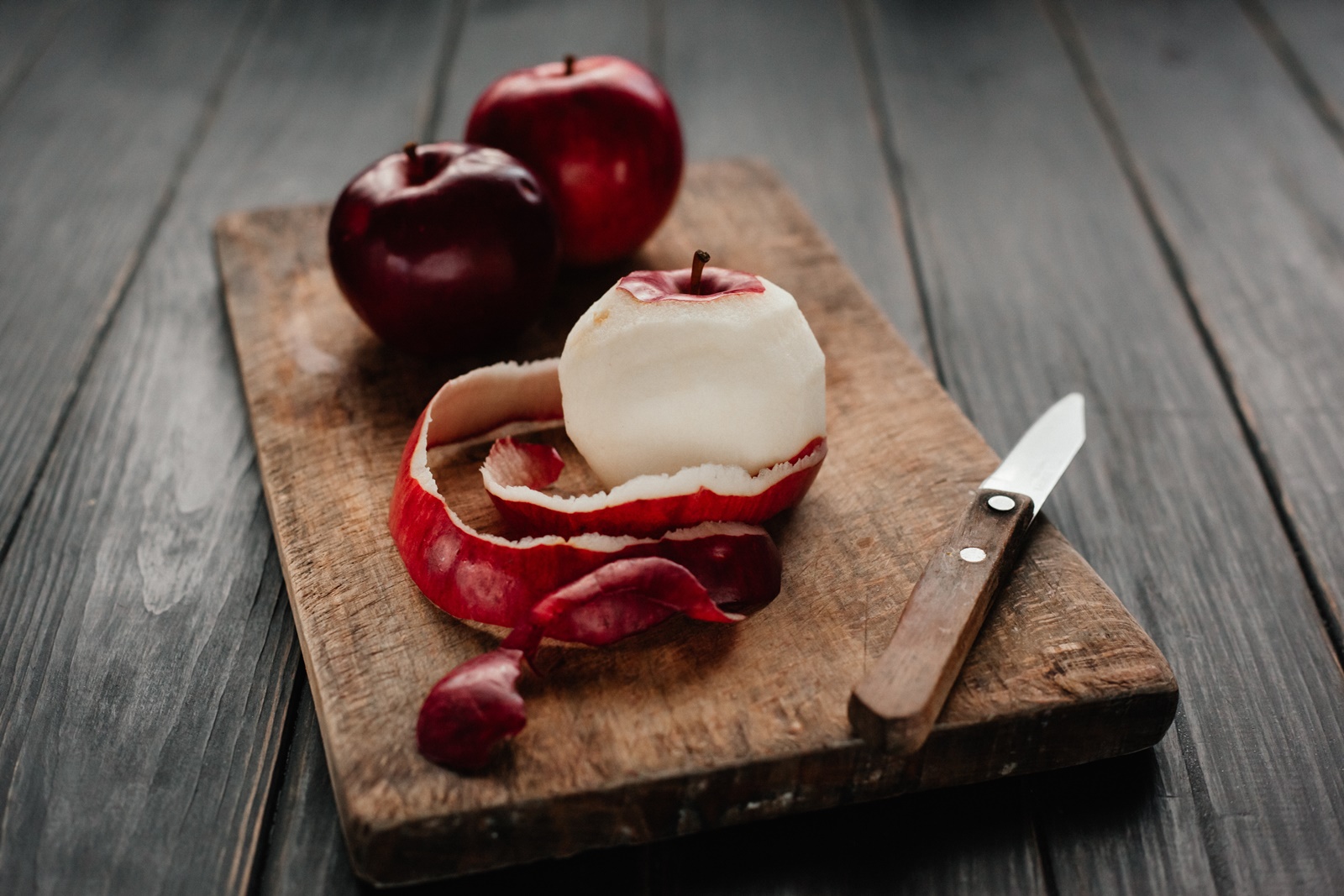 Κόκκινο μήλο θερμίδες – ιδιότητες: Γιατί πρέπει να τα βάλεις στη διατροφή σου