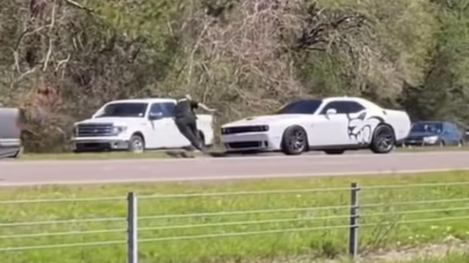Οδηγός πάει να «πατήσει» αστυνομικό: Απίστευτο βίντεο από τις ΗΠΑ