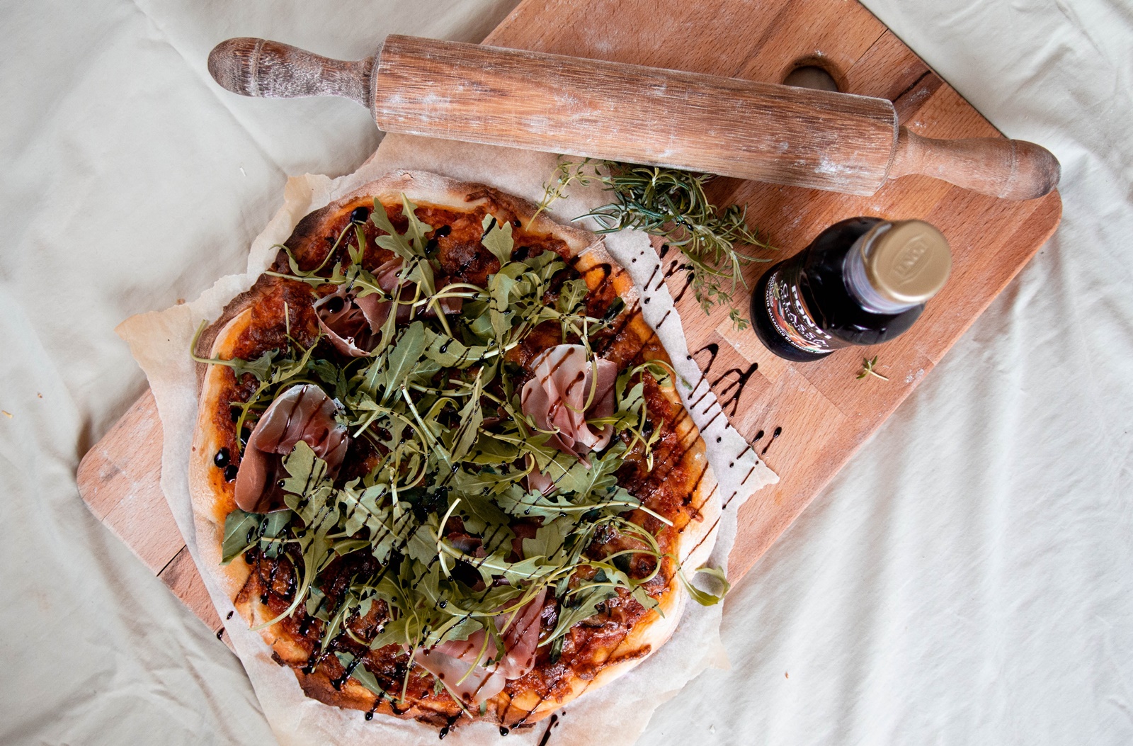 Πίτσα προσούτο – μοτσαρέλα: Μια top συνταγή για το Σάββατο!