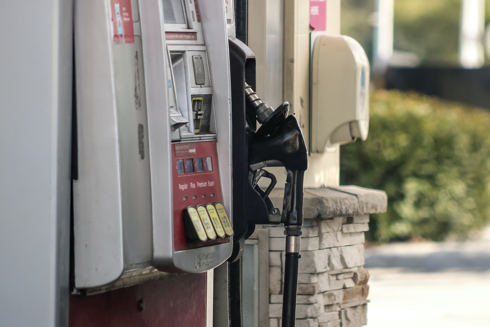 Βόλος: Αστυνομικός πλήρωσε τη βενζίνη για οικογένεια που είχε… πρόβλημα με την κάρτα