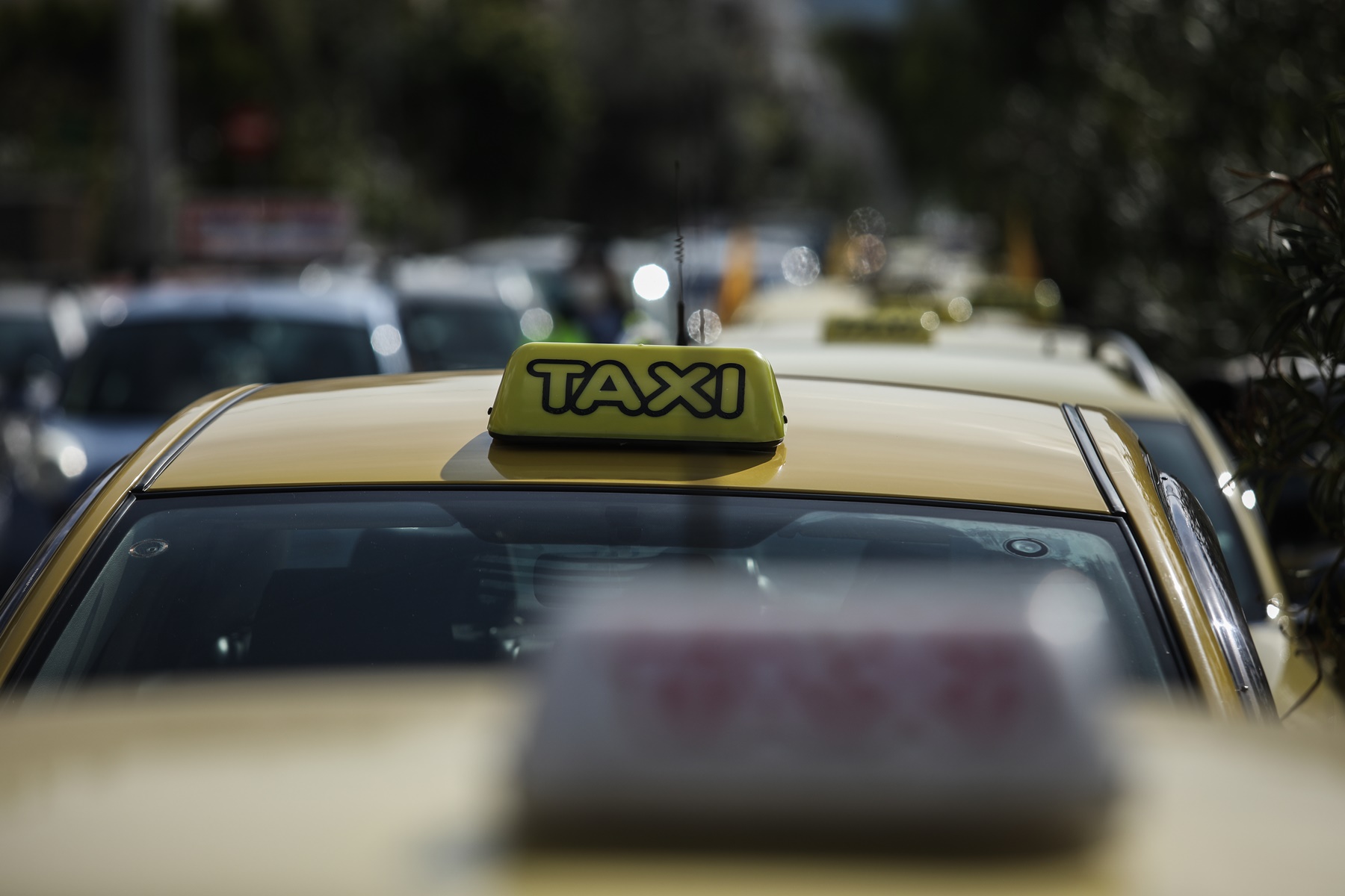 Ταξιτζής παρέσυρε αστυνομικό: Απίστευτο τροχαίο στο Ηράκλειο