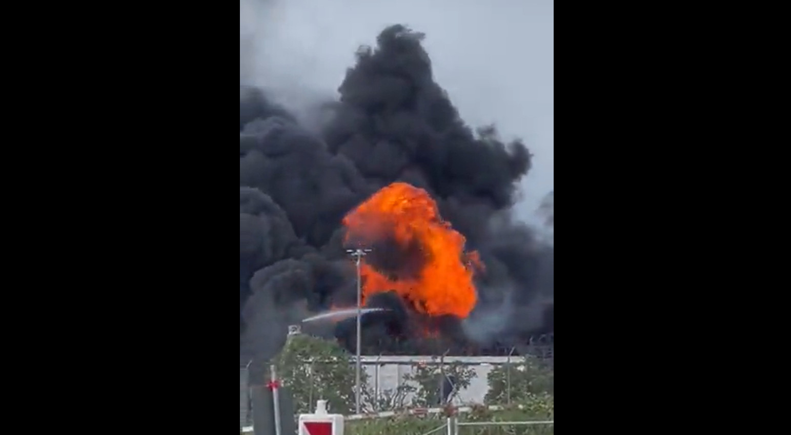 Αεροδρόμιο Γενεύης φωτιά: Αεροπλάνο πέρασε δίπλα από τους καπνούς
