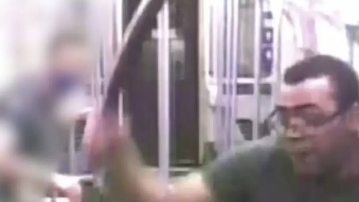 Επίθεση στο μετρό του Λονδίνου: Έβγαλε τη ματσέτα κι άρχισε να μαχαιρώνει