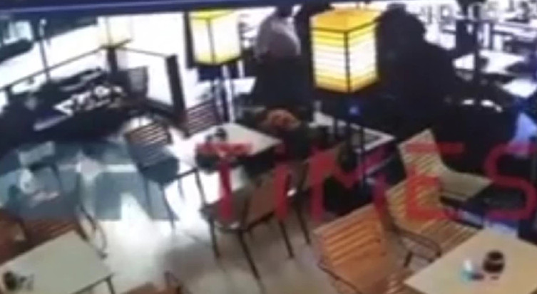 Αστυνομικός σώζει κοπέλα – Κατερίνη: Νεαρή κατέρρευσε στην καφετέρια