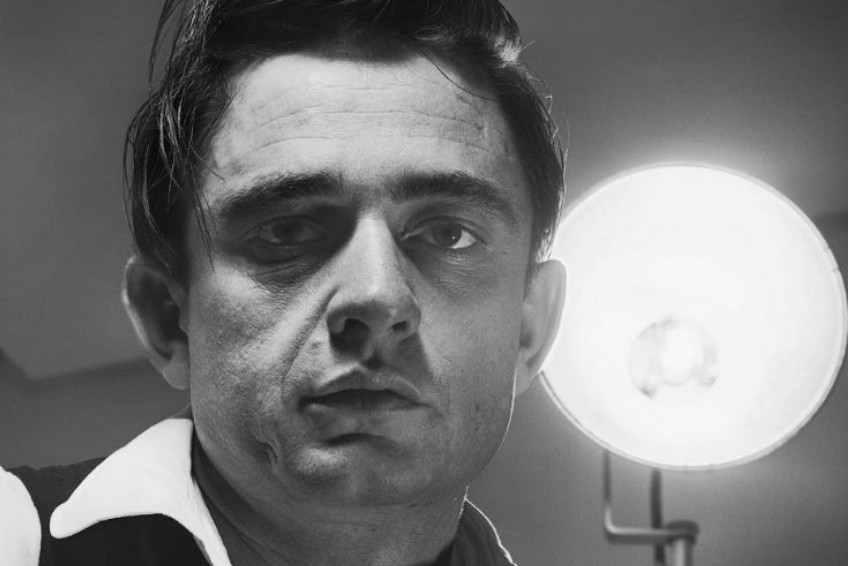 Viral: Πυροβόλησε φιγούρα του Johnny Cash αλλά πέτυχε τα… γεννητικά όργανα