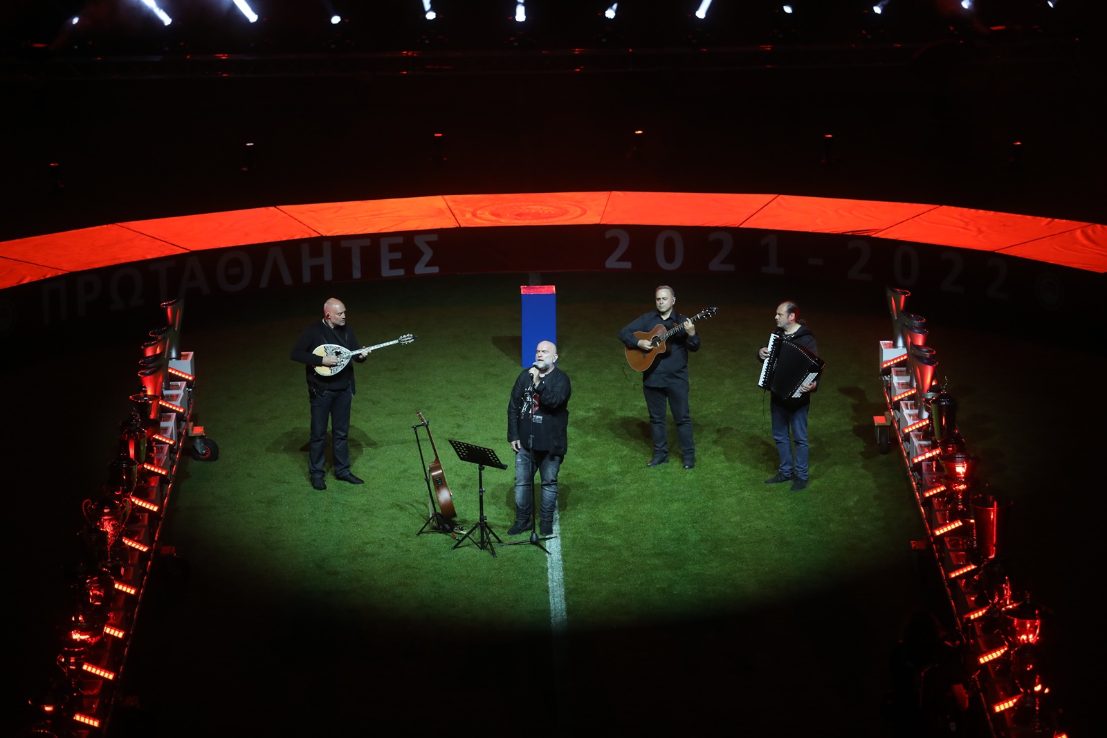 Φιέστα Ολυμπιακού 2022: Ο Κώστας Μανωλάς τραγουδά με τον Μπάμπη Στόκα