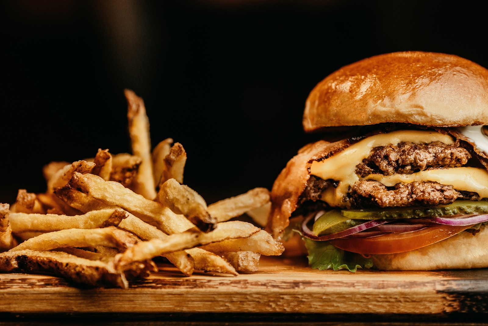 Πώς τρώω το burger: Τα Fridays εξηγούν τι κάνουμε λάθος τοσα χρόνια