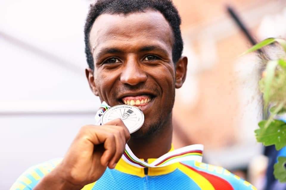 Μπινιάμ Γκιρμάι – σαμπάνια: Ο νικητής του Ποδηλατικού Γύρου τραυματίστηκε από τον φελλό!