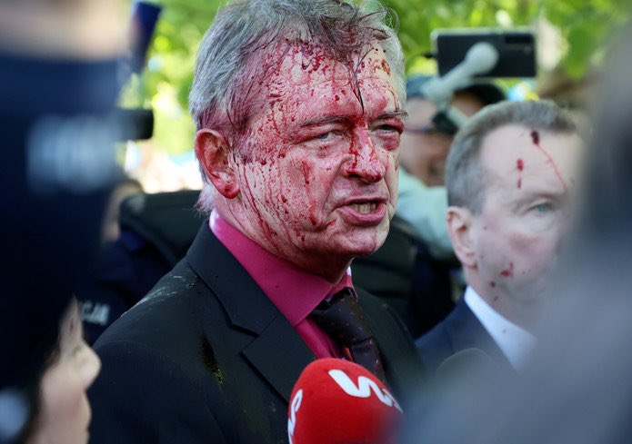 Ρώσος πρεσβευτής Πολωνία: Επίθεση με κόκκινη μπογιά – Βίντεο