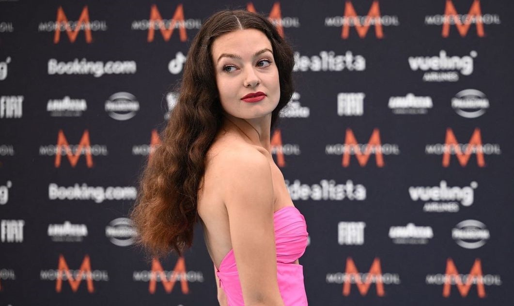 Αμάντα Γεωργιάδη – Eurovision 2022: Έλαμψε στο τιρκουάζ χαλί – Με φούξια δημιουργία της Σήλιας Κριθαριώτη