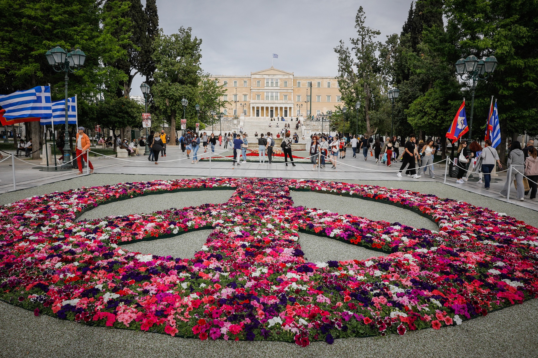 Δήμος Αθηναίων: Μήνυμα ειρήνης από την πλατεία Συντάγματος